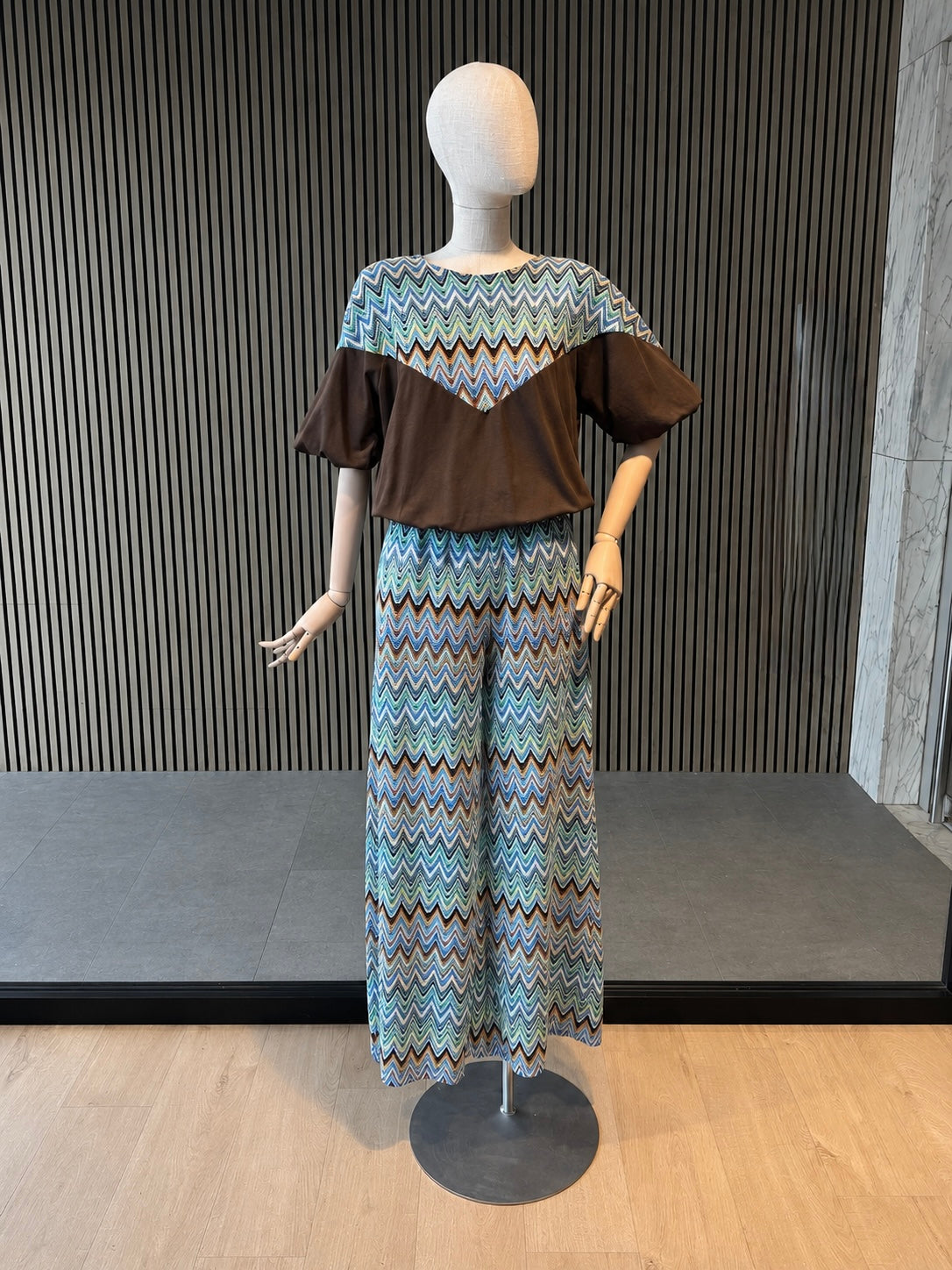 Relaxed Fit Brown & Multicolor Zigzag Print Top With Puff Sleeves