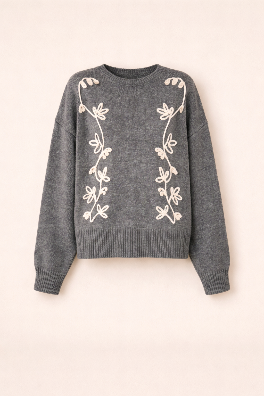 pull gris coupe décontractée avec broderies blanches