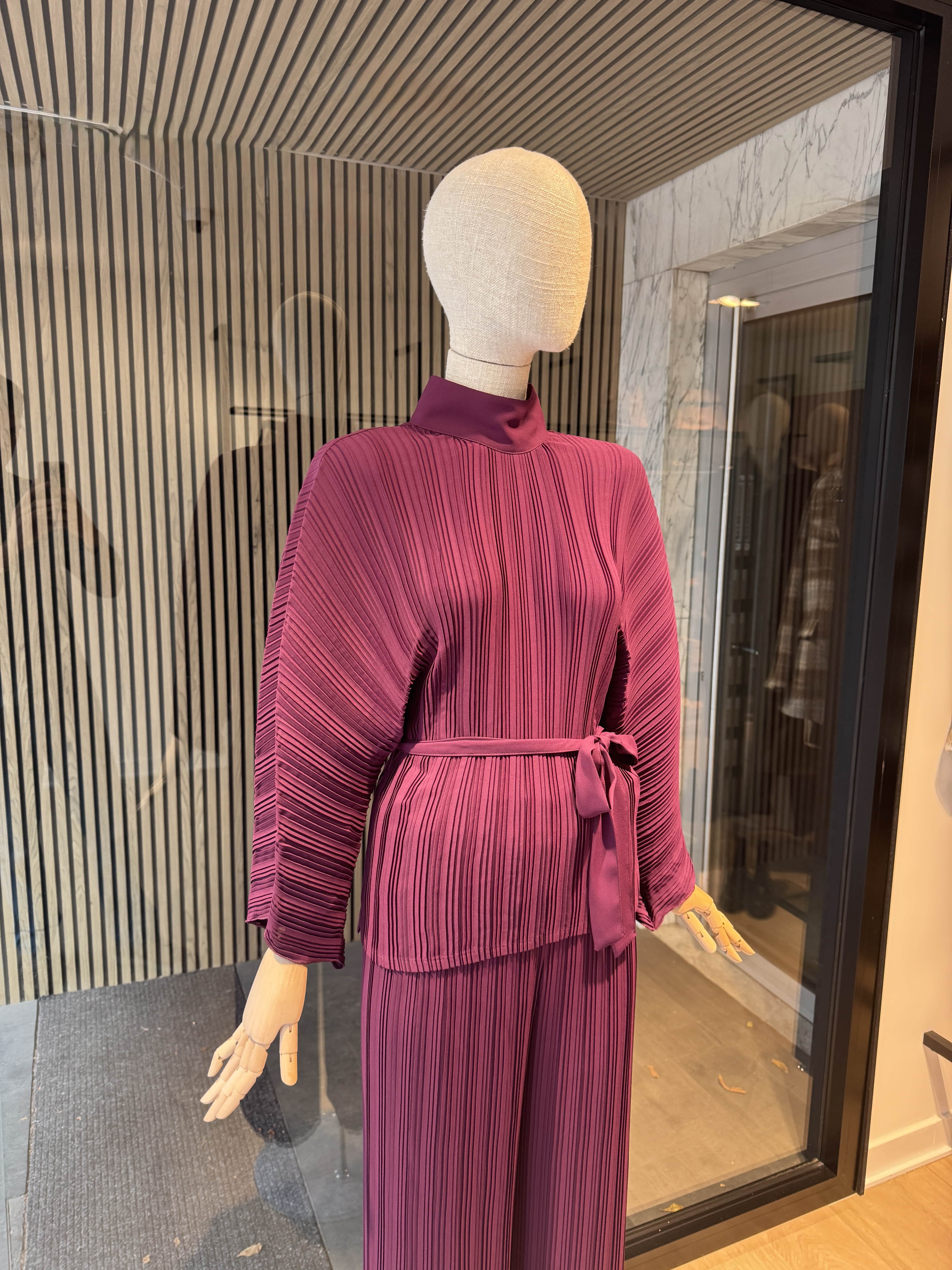 Long sleeves top with a belt