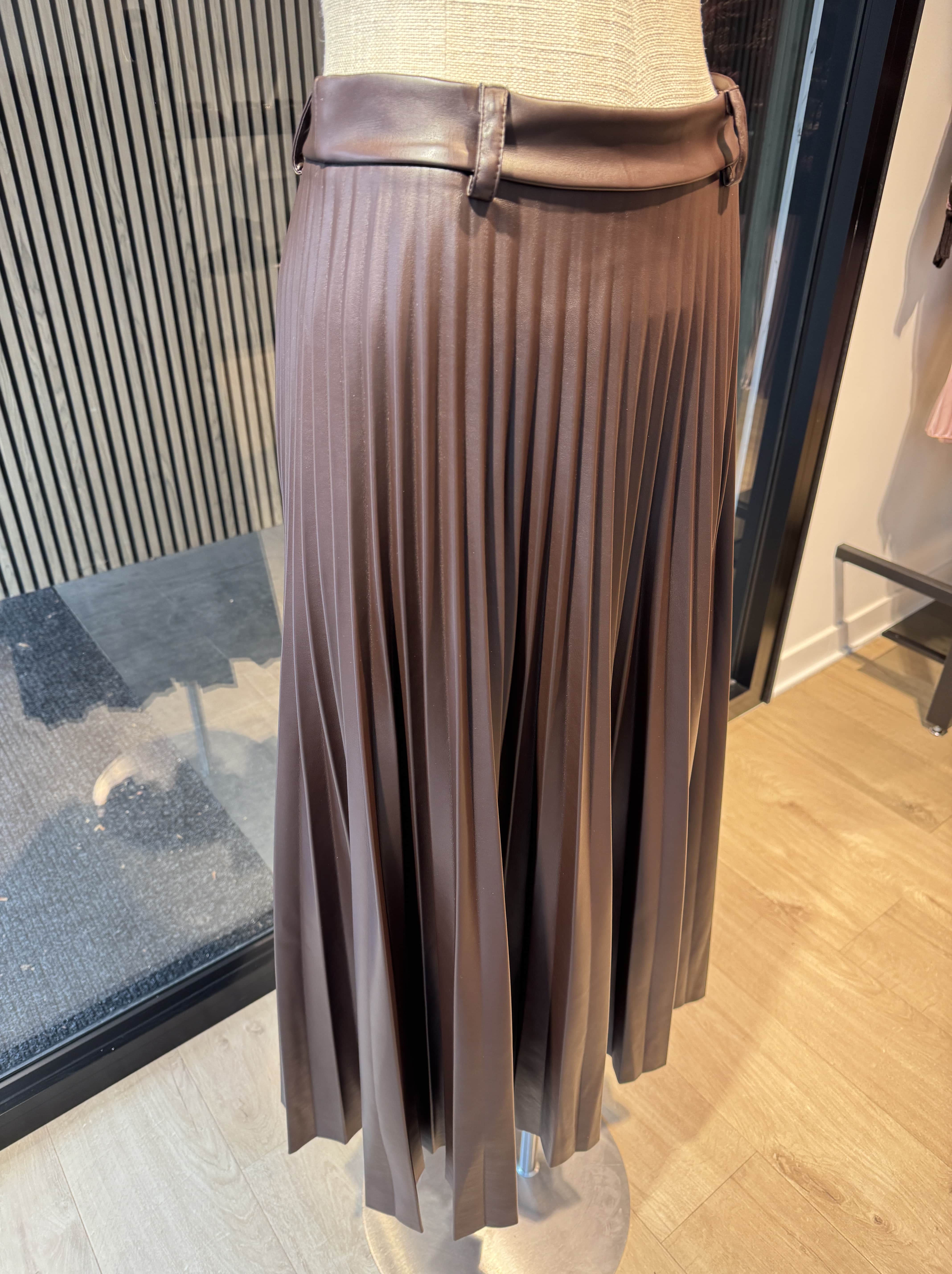 Faux leather pleated brown skirt
