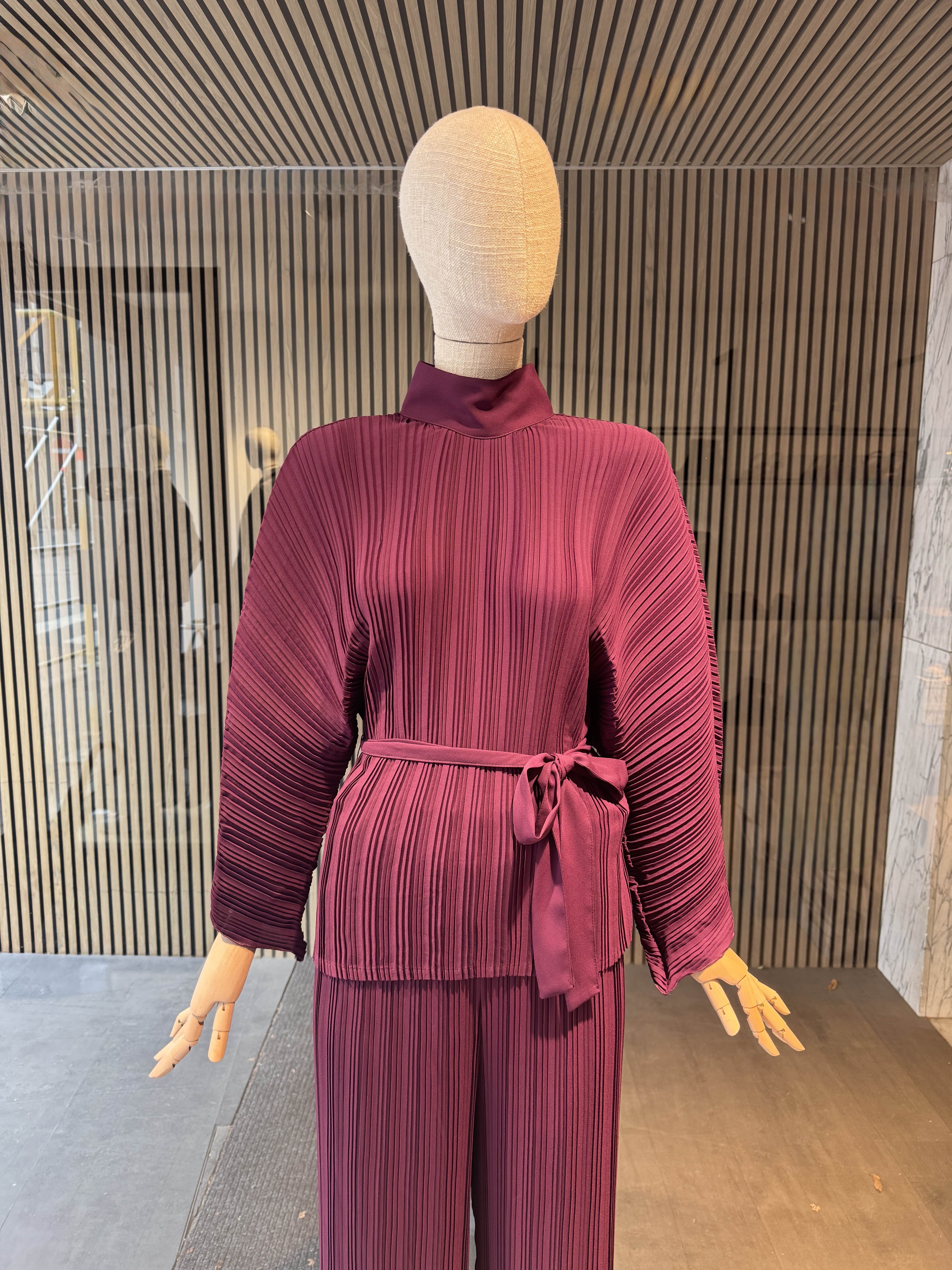 Long sleeves top with a belt