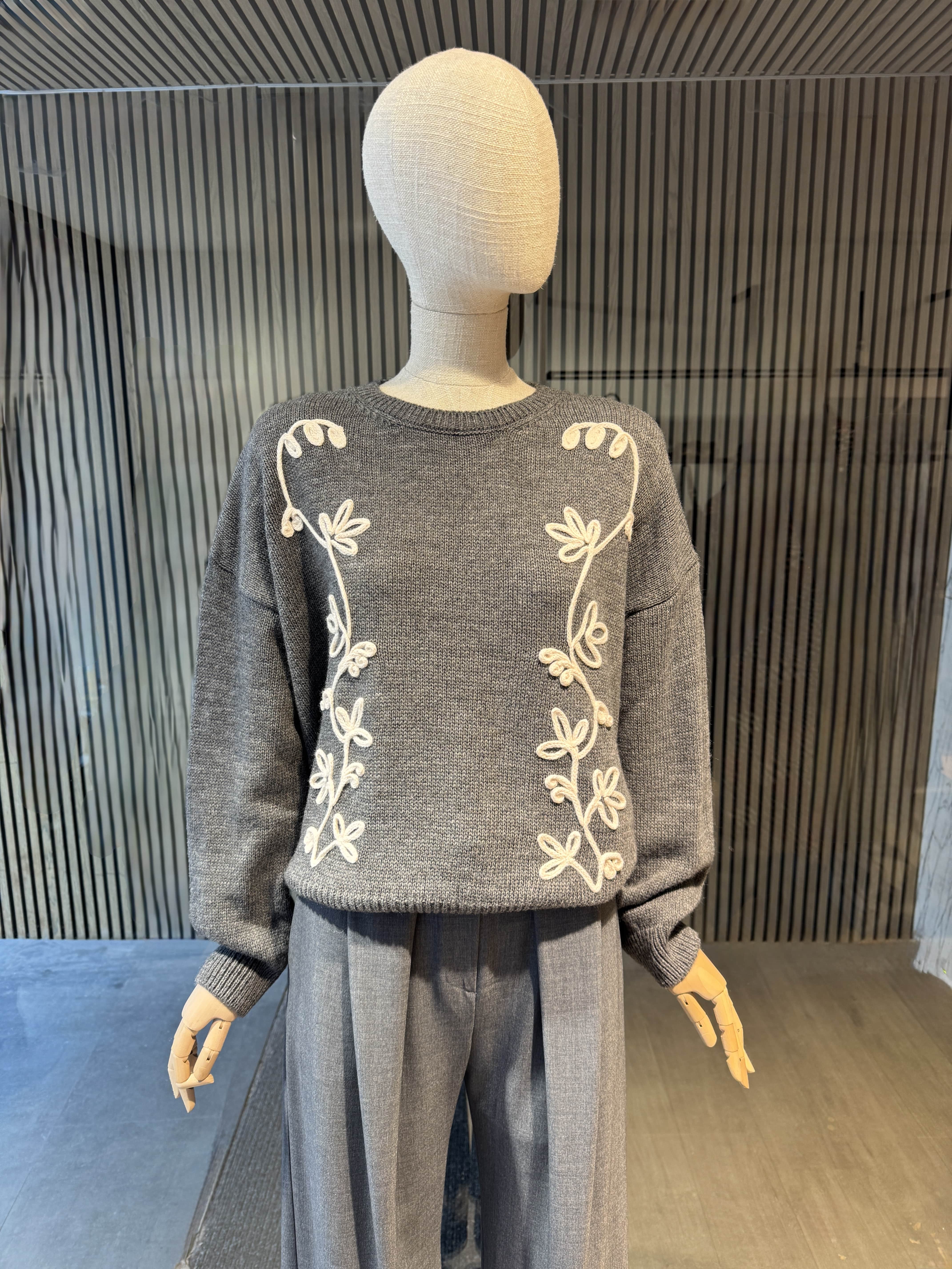 relaxed fit grey sweater with white embroideries