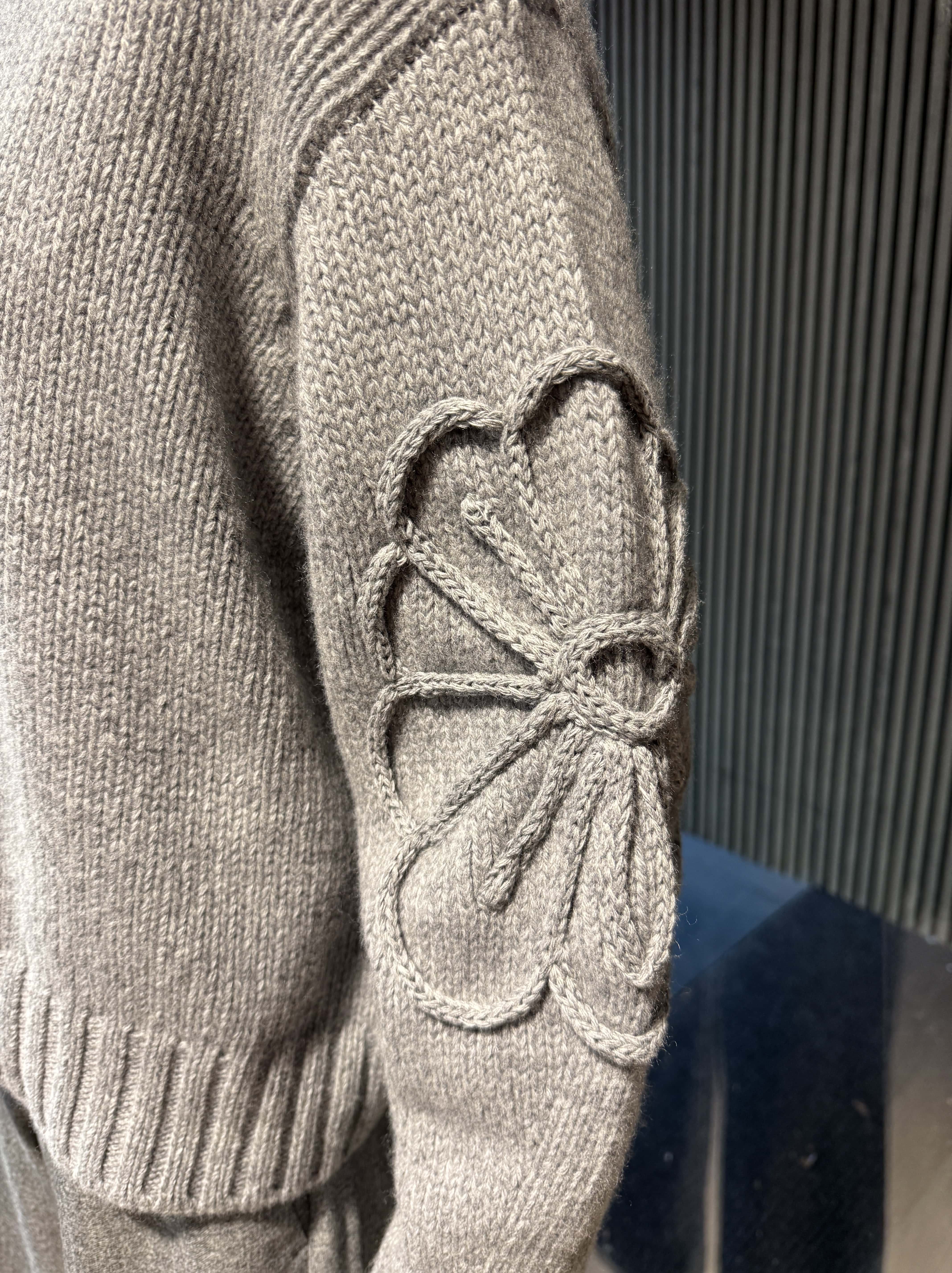 Relaxed fit grey sweater with knit embroideries