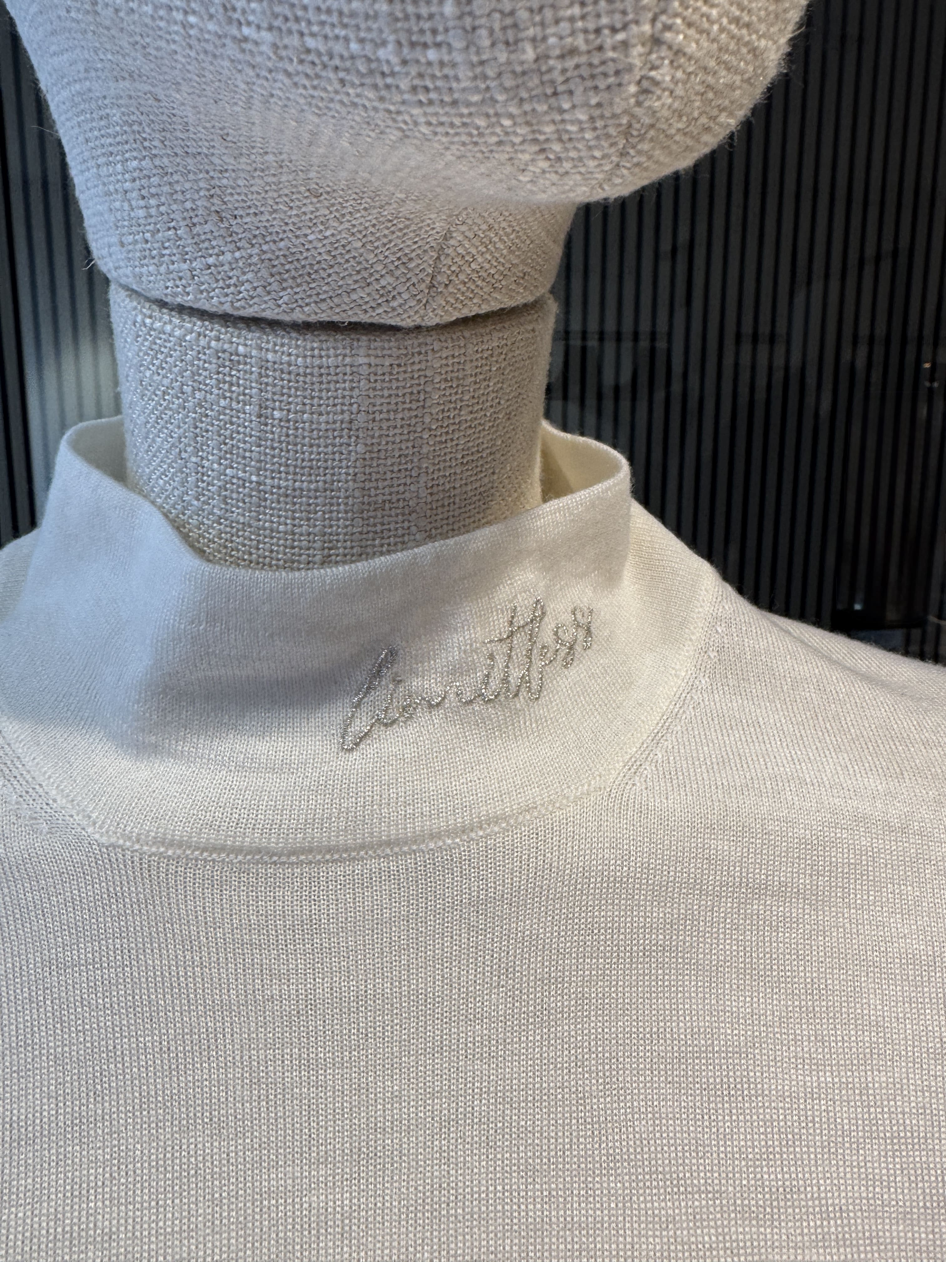 Short sleeves cream knit top