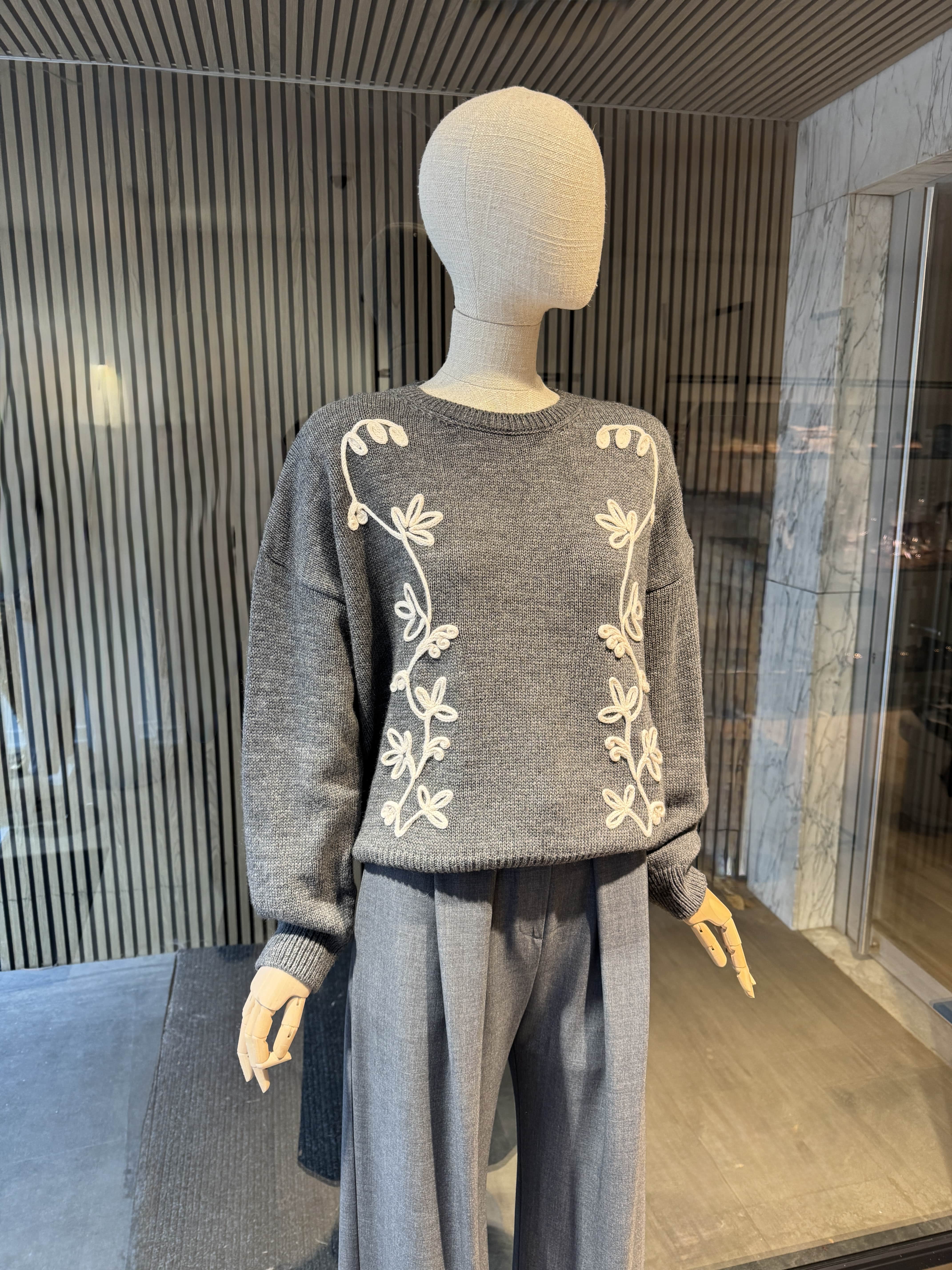 relaxed fit grey sweater with white embroideries