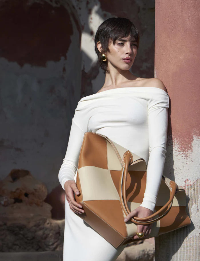 Model wearing Tramontano Borse - Capri Max – Available at NEVE Antwerp - Cream / Caramel