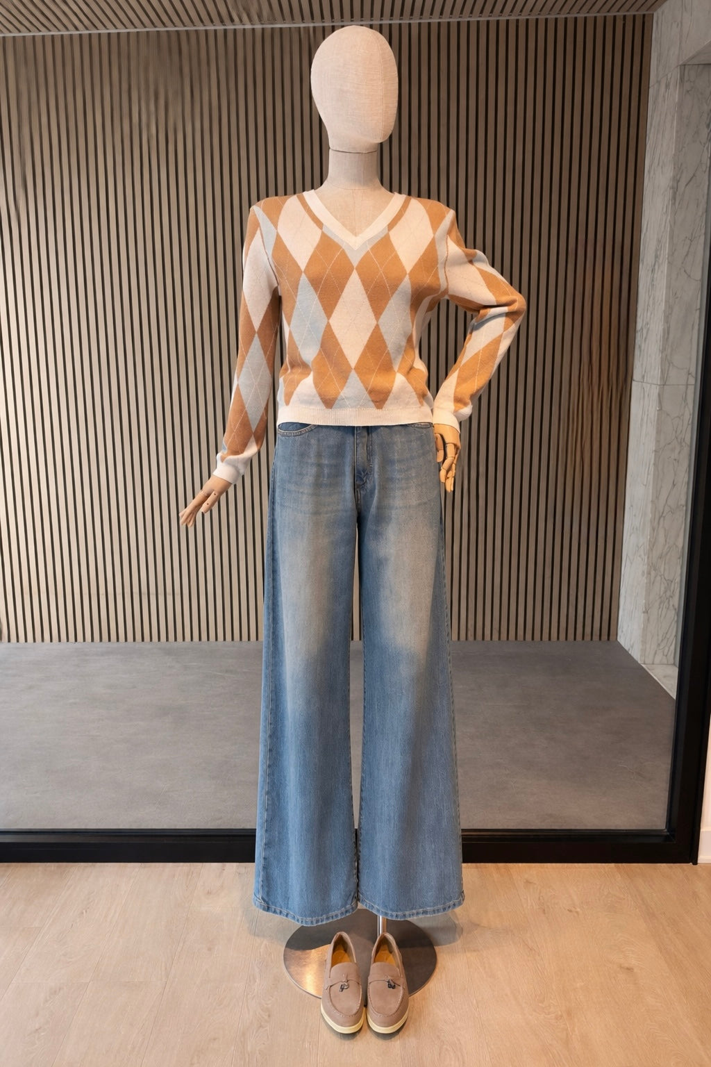 Pull en maille col V camel et crème motif losanges - Luxueux et doux