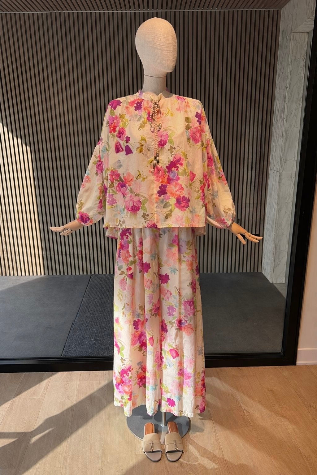 Relaxed Fit Floral Blouse - Lightweight Elegant Summer Shirt with Pink Print