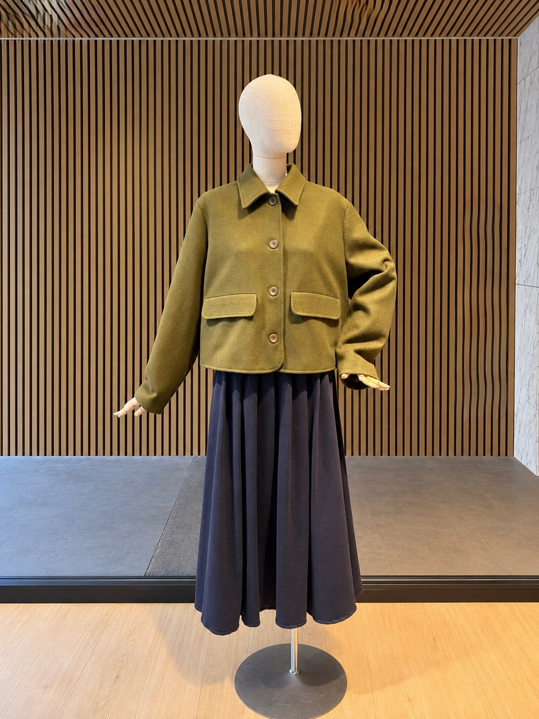 Women's Relaxed Fit Olive Green Cropped Jacket With Button Front & Flap Pockets