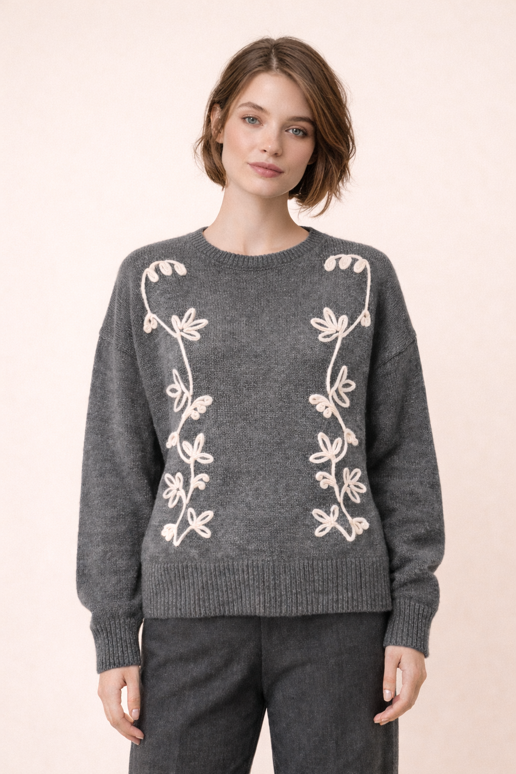 pull gris coupe décontractée avec broderies blanches