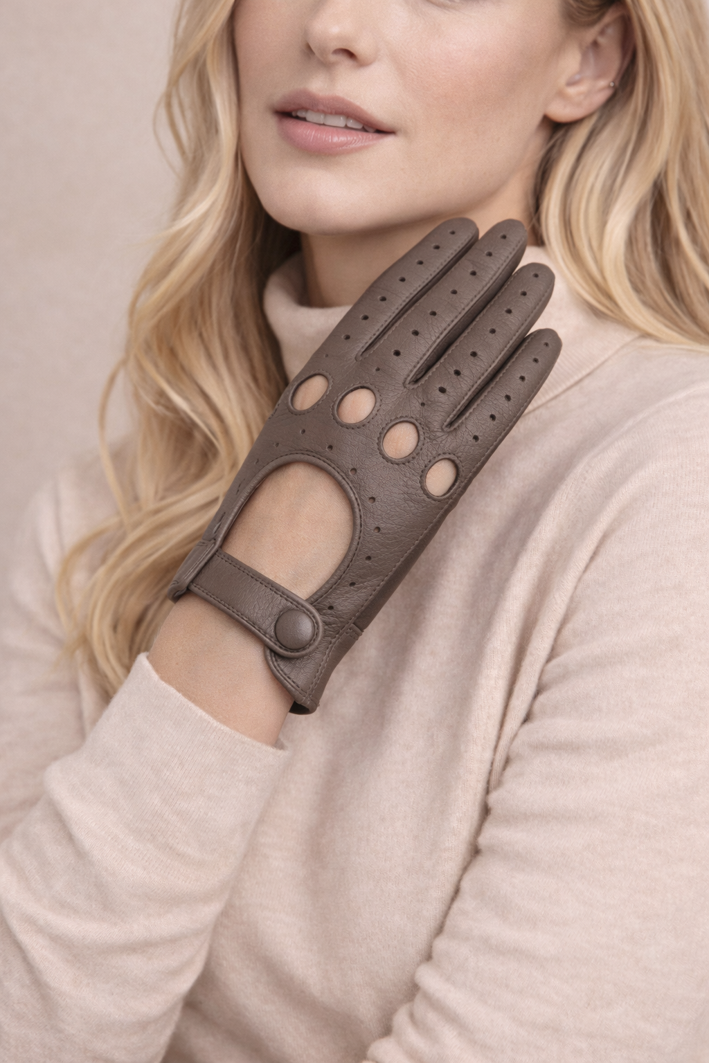 Messina Women's light grey leather driving gloves
