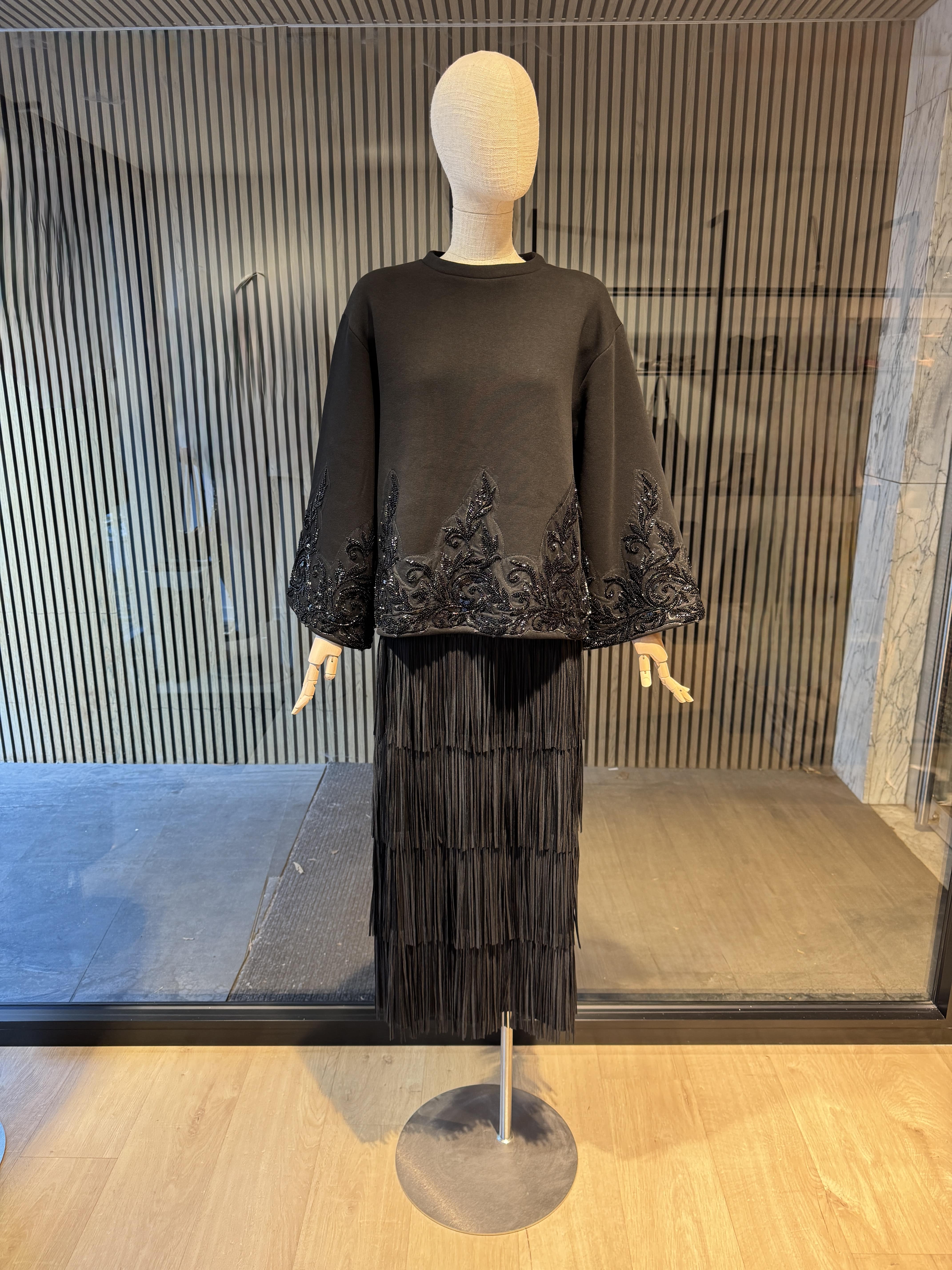 Relaxed fit black sweatshirt with black embroideries