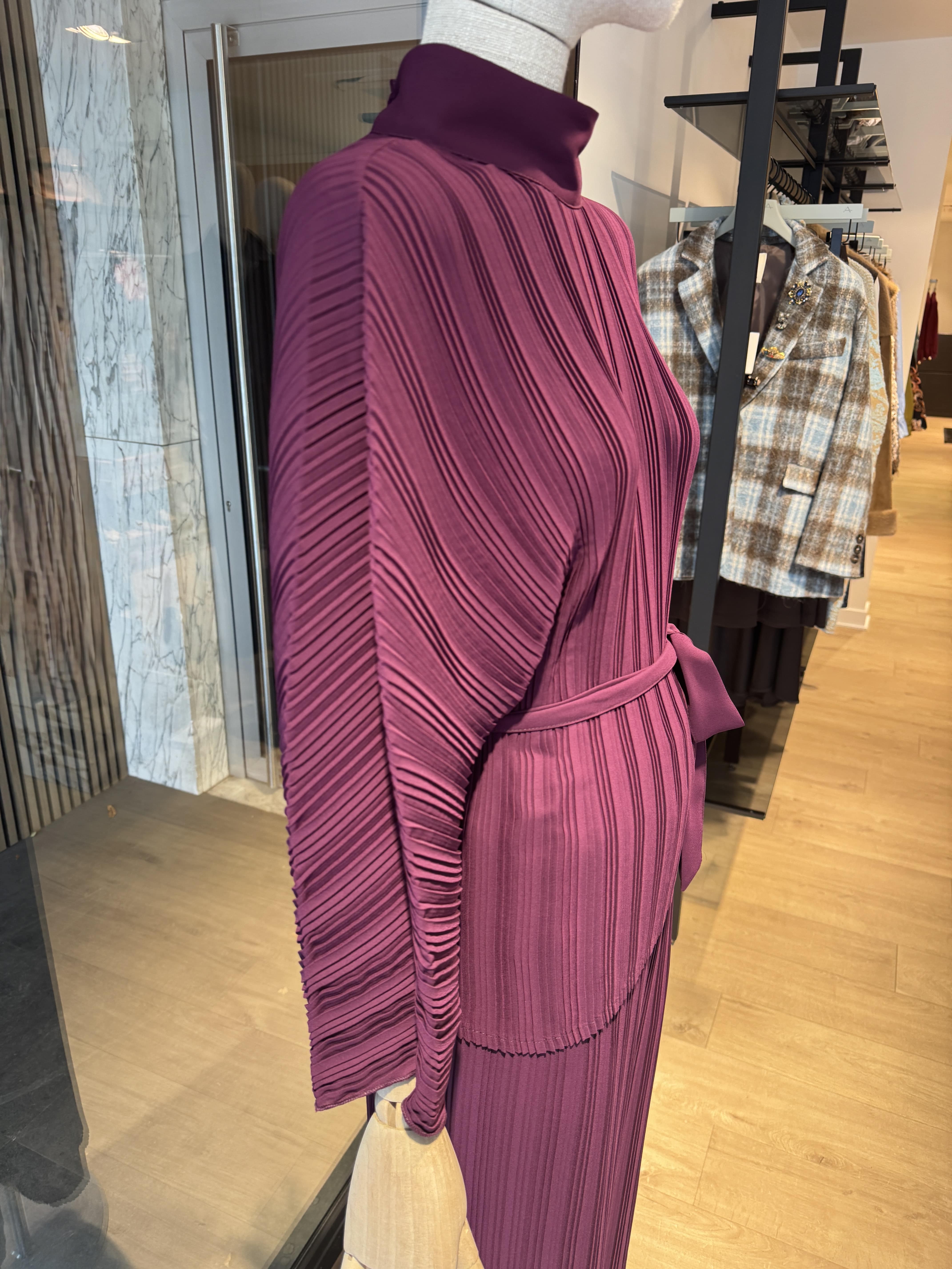 Long sleeves top with a belt