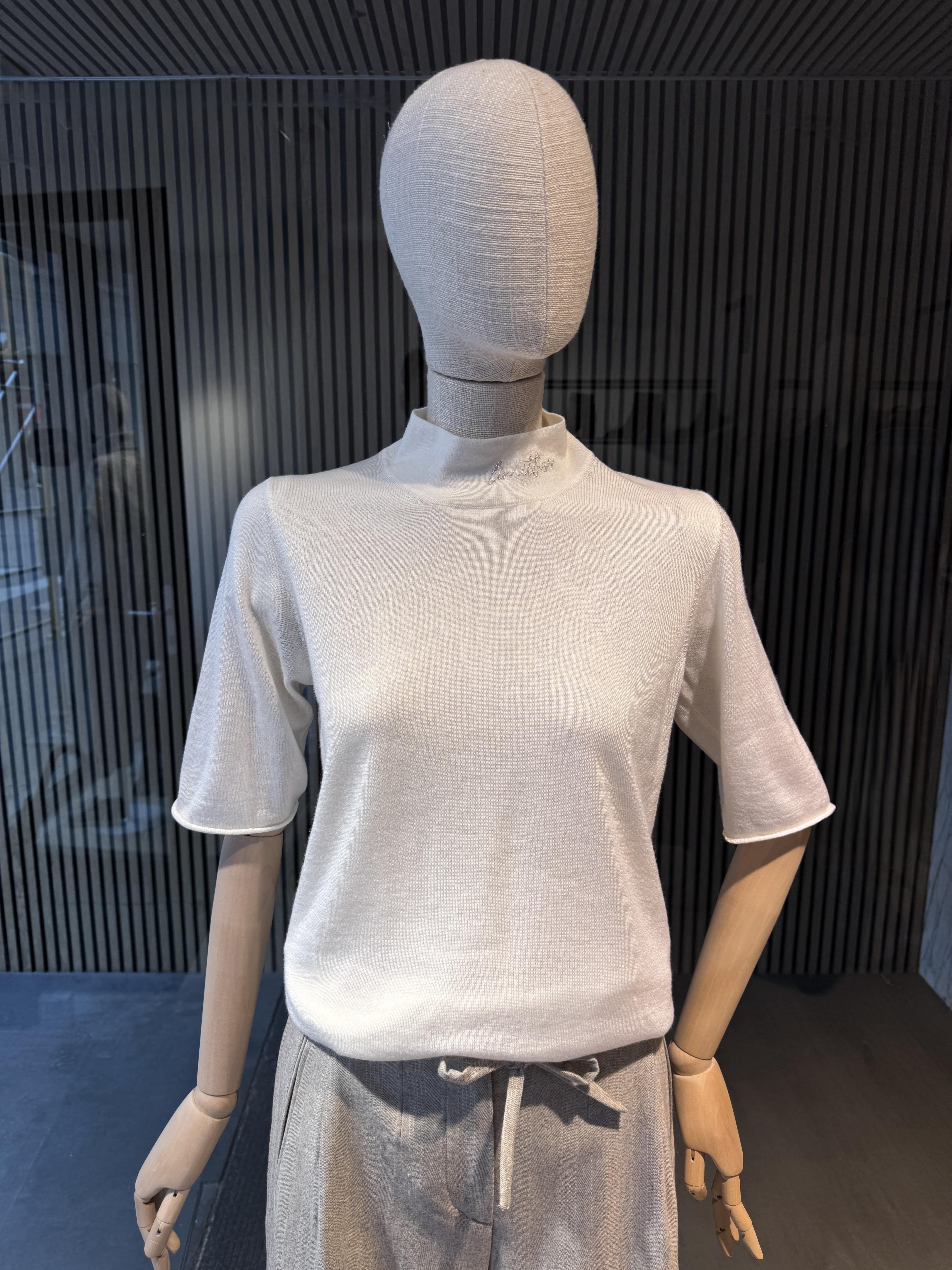 Short sleeves cream knit top