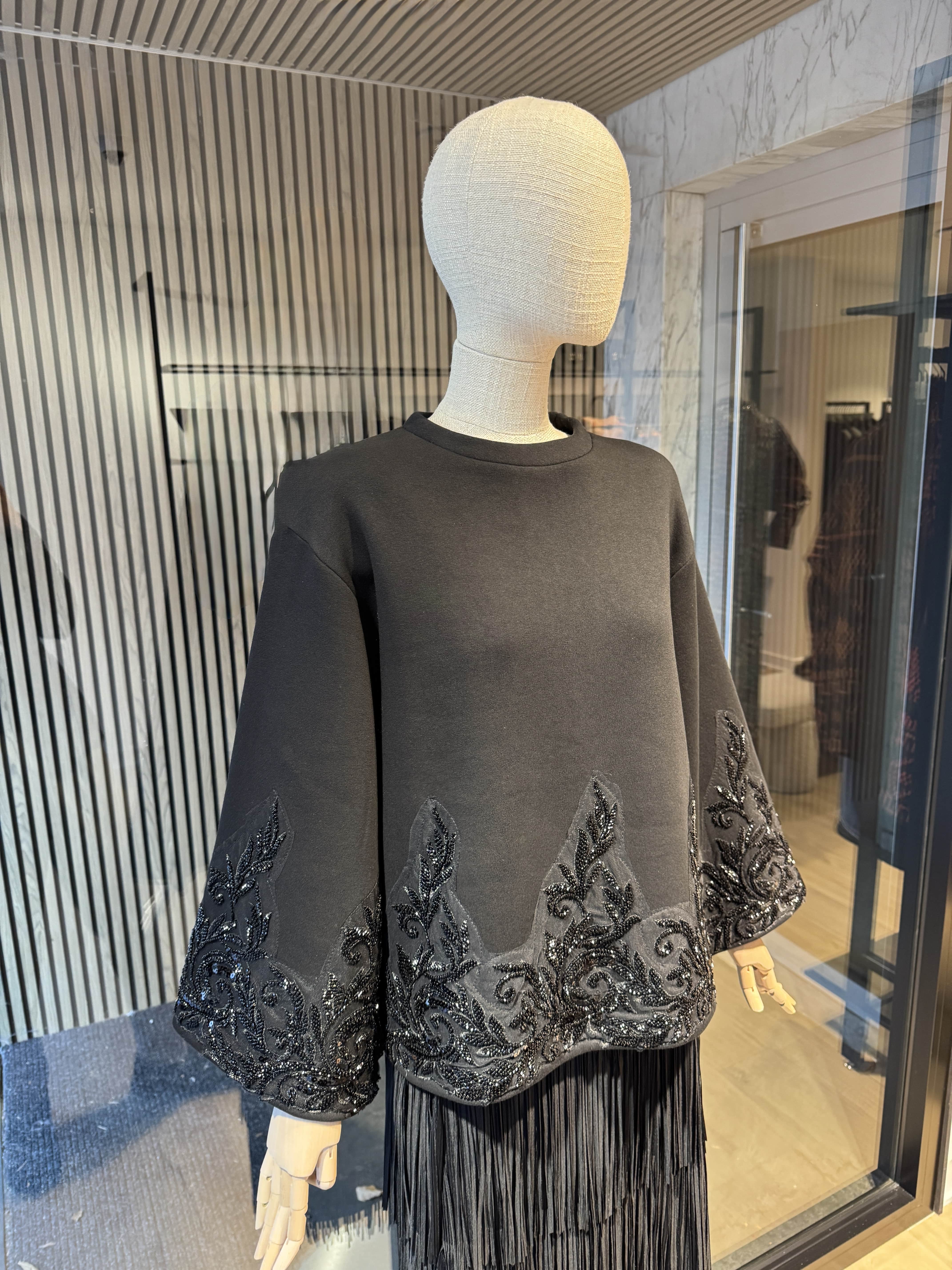 Relaxed fit black sweatshirt with black embroideries