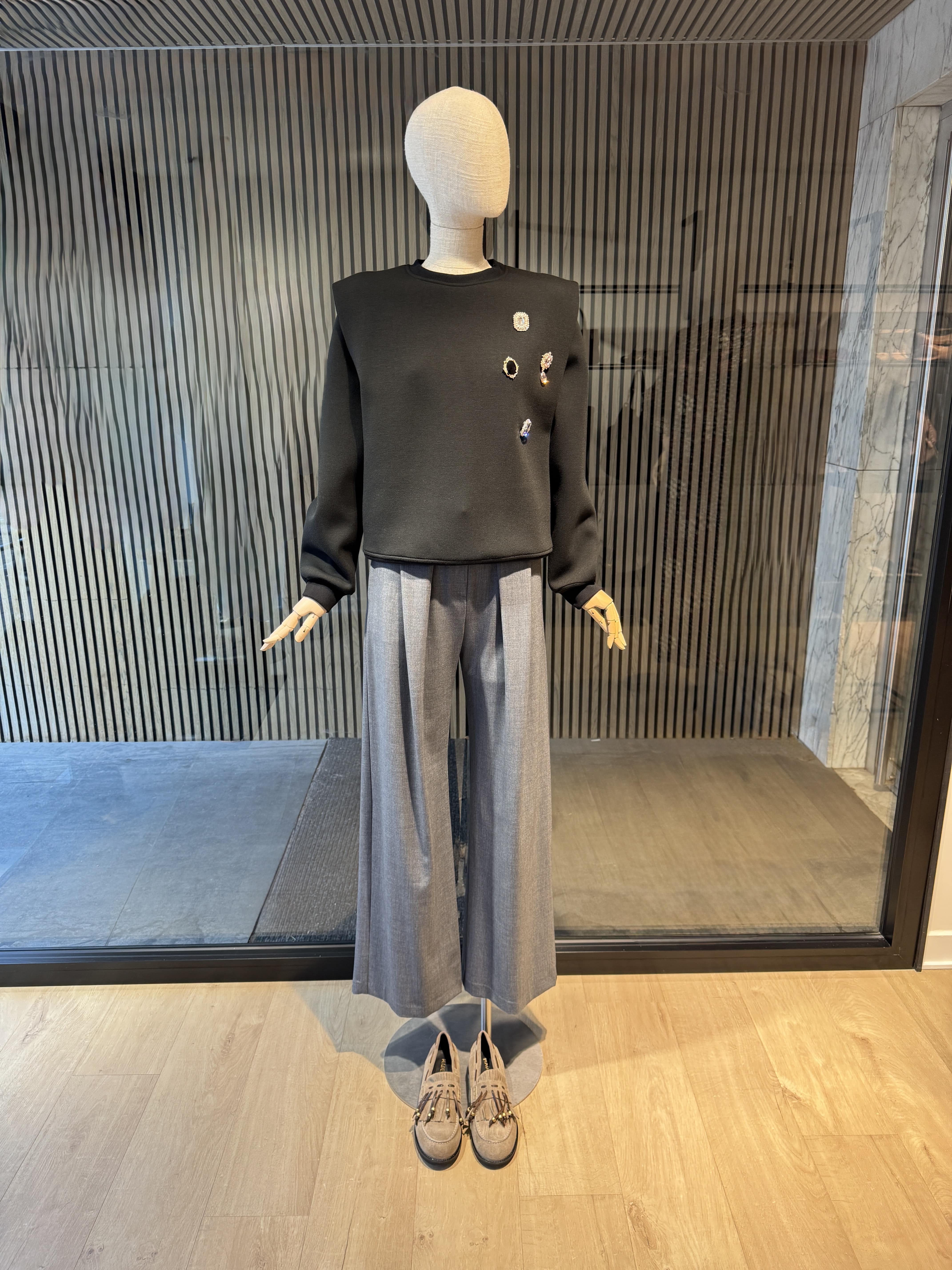 Relaxed fit black sweatshirt with crystal accessories